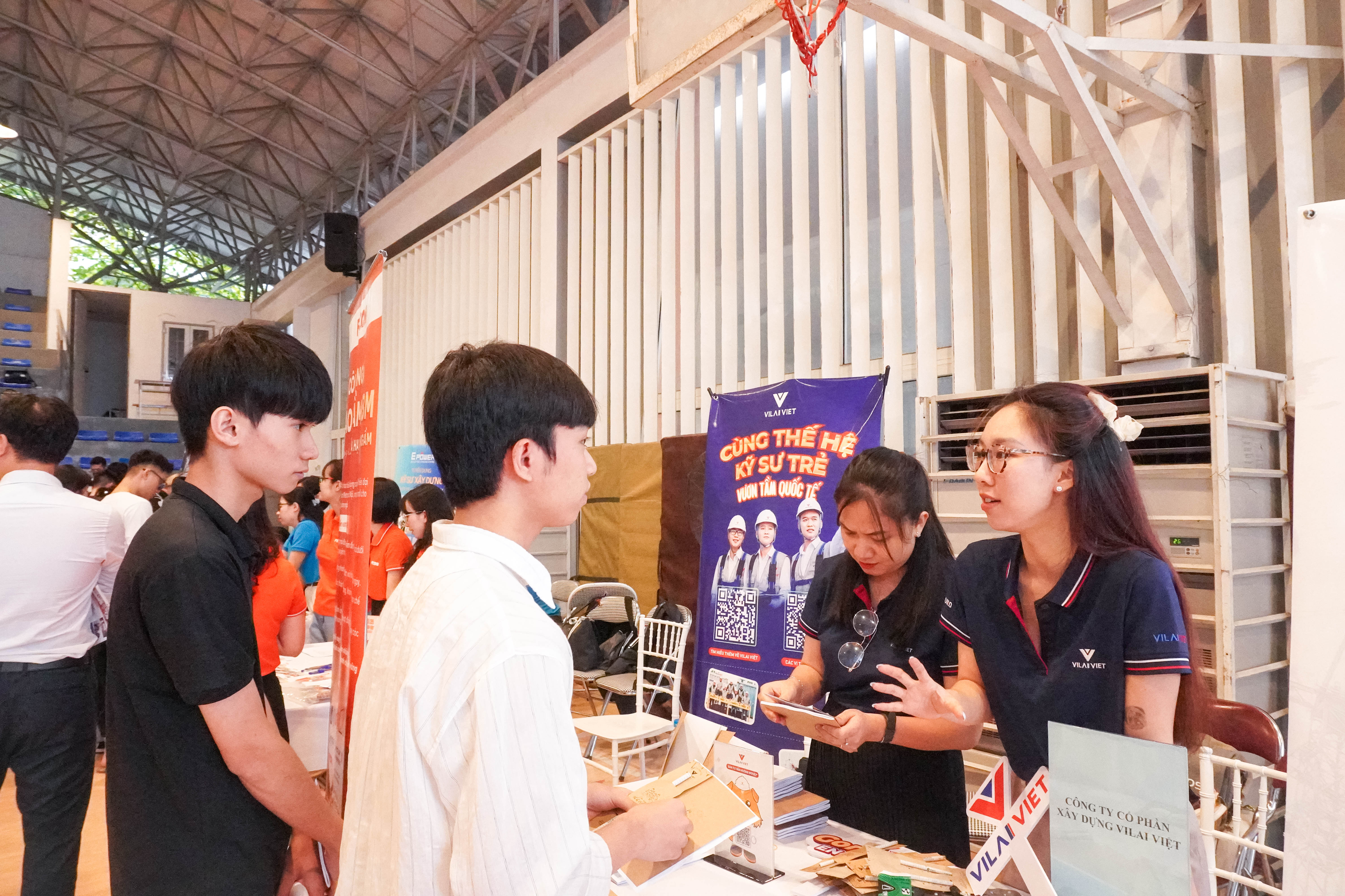Vilai Viet discussed with students about their future opportunities.